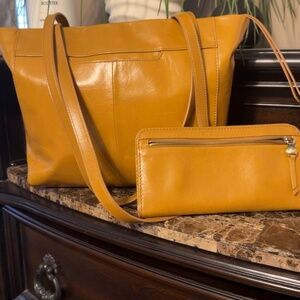 Hobo bag with billfold